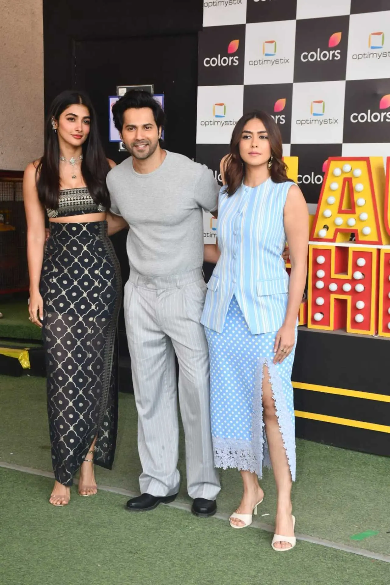 The cast of Hai Jawani Toh Ishq Hona Hai, Pooja Hedge, Varun Dhawan and Mrunal Thakur were spotted on the sets of Laughter Chefs to promote their upcoming movie.